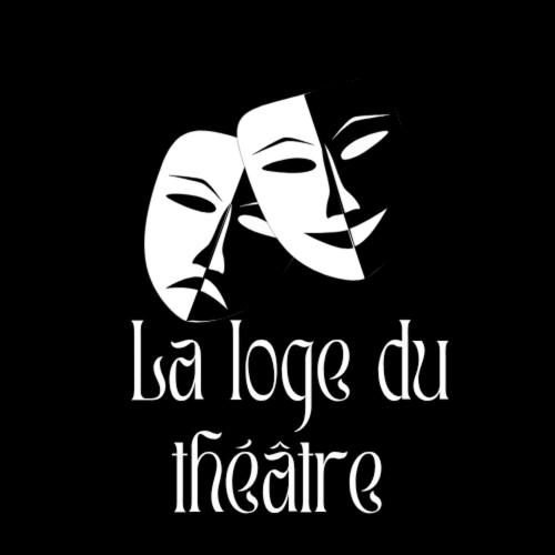deux masques avec les mots la loge du théâtre dans l'établissement La Loge du Théâtre, à Orange