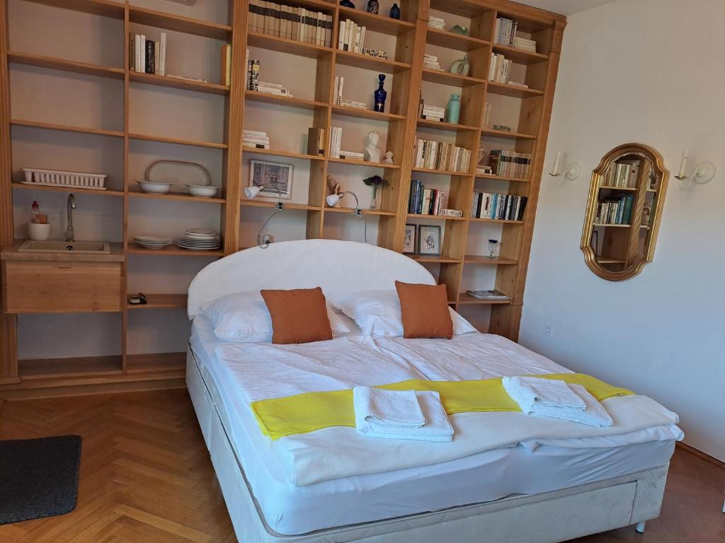 Postel nebo postele na pokoji v ubytování Csopak Mariann Apartman