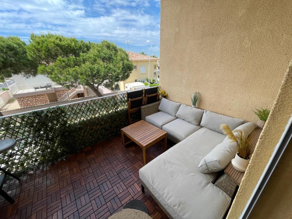 d'un canapé installé sur un balcon avec vue. dans l'établissement Appartement avec terrasse à 50 m de la plage, à Valras-Plage