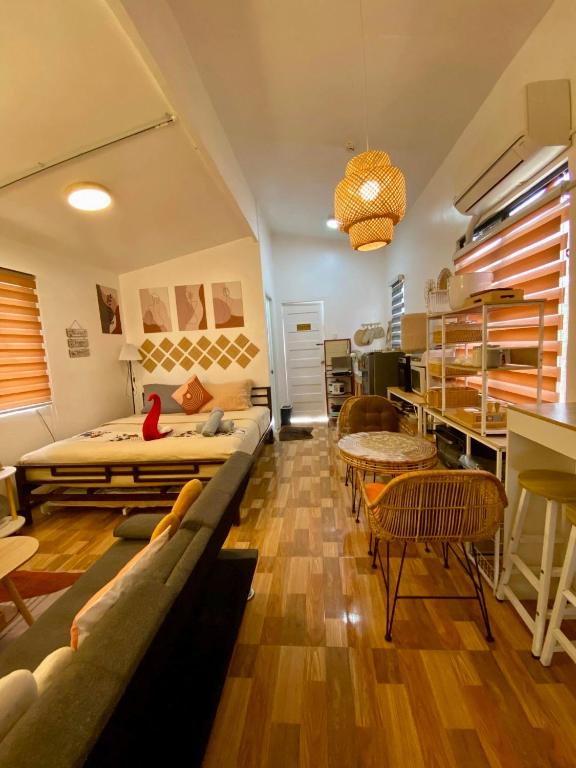 una camera con due letti e un divano e sedie di S&E-1 Tiny Guest House - Olango Island a Lapu Lapu City