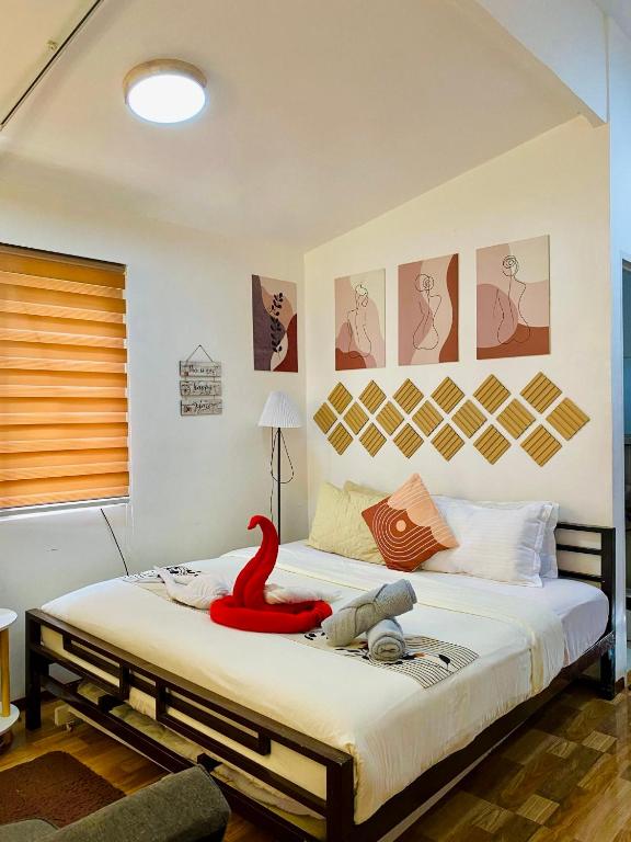 una camera da letto con un grande letto con un uccello rosso sopra di S&E-1 Tiny Guest House - Olango Island a Lapu Lapu City