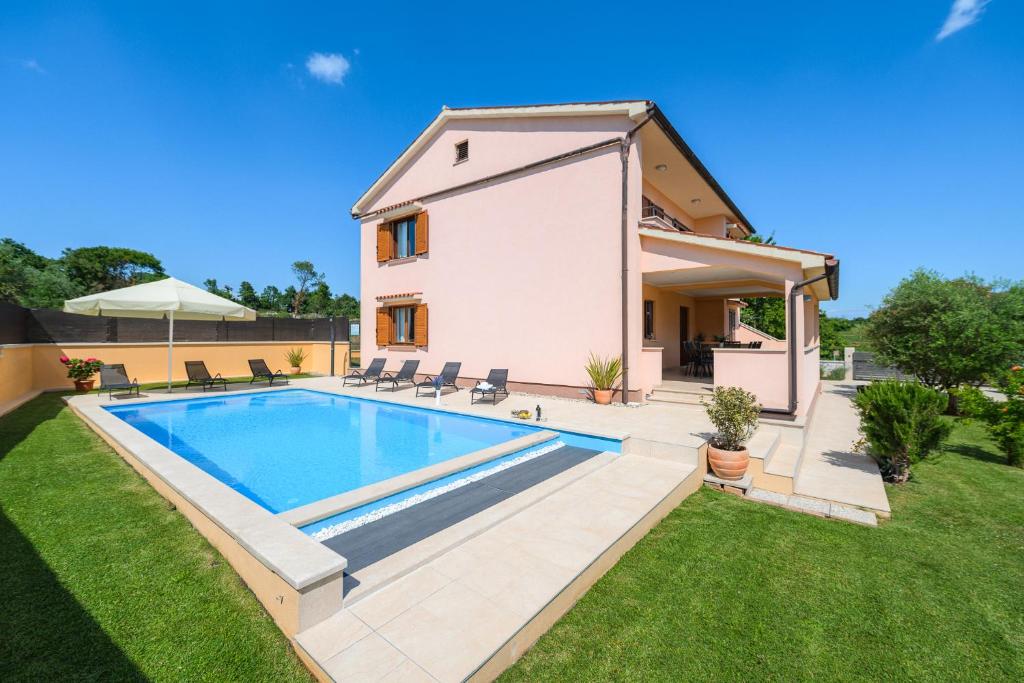 a house with a swimming pool in a yard at Villa dido Nini in Cere