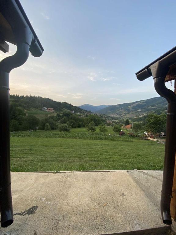 Nespecifikovaný výhled na hory nebo výhled na hory při pohledu z chaty