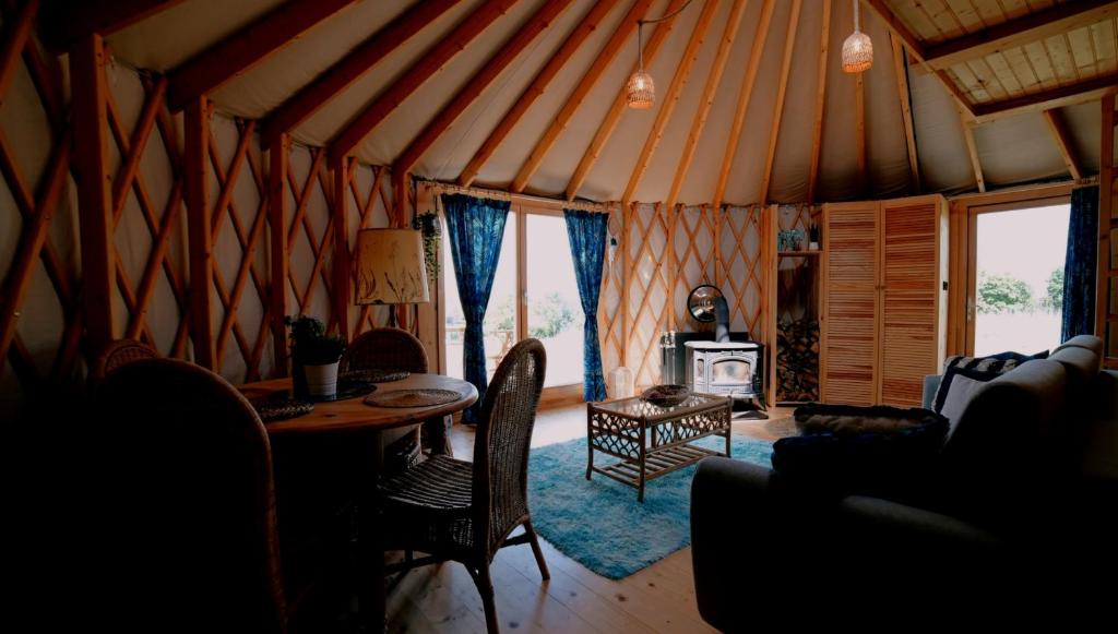 Posezení v ubytování Glamping Niebiańska Osada Jurty Dolnośląskie & SPA