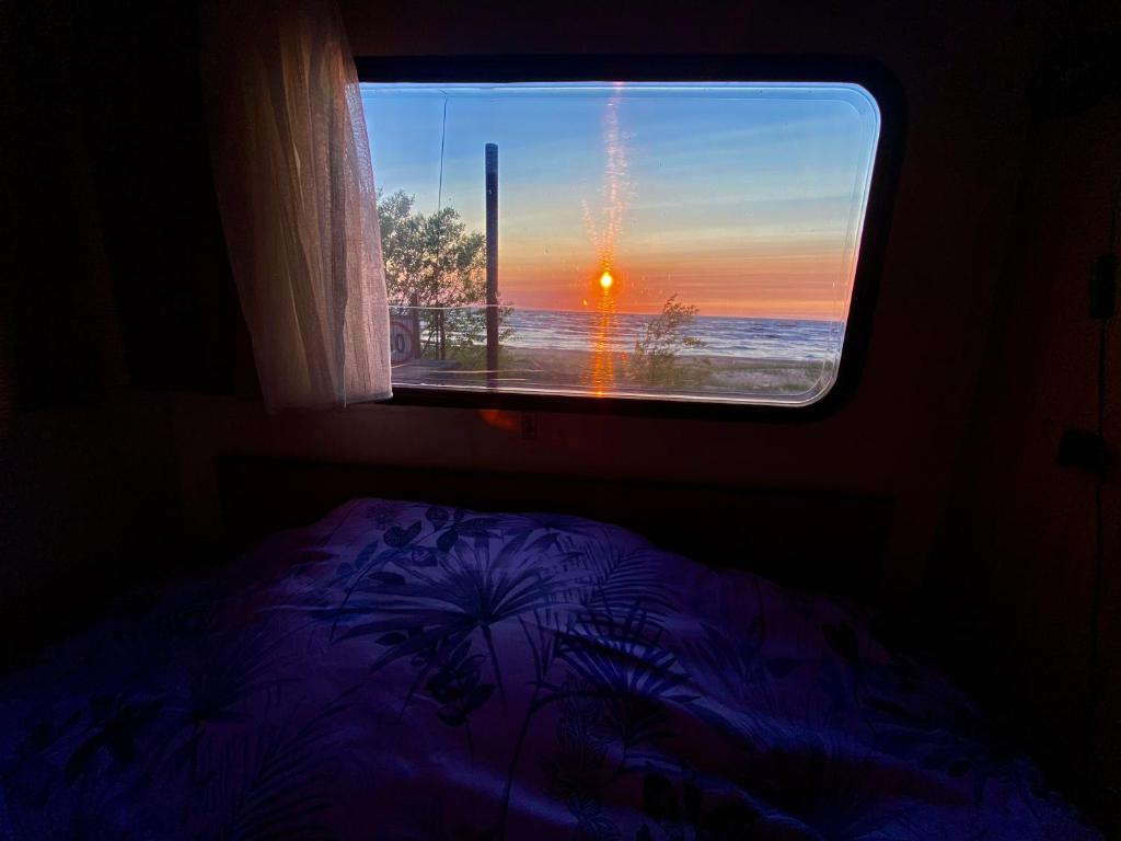 Postel nebo postele na pokoji v ubytování Best Caravan & Camping on the Beach