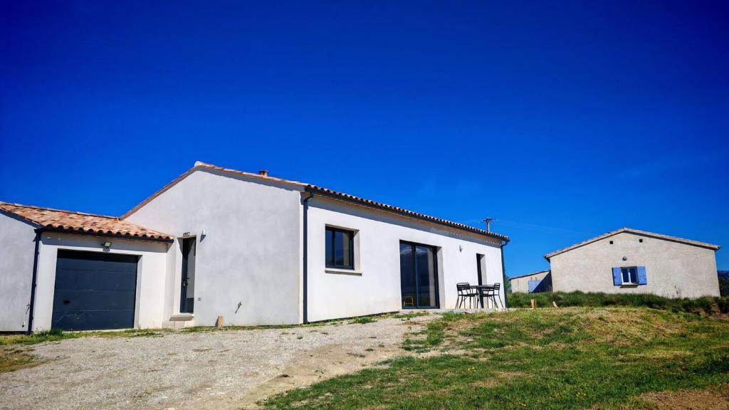 une maison blanche au sommet d'une colline de terre dans l'établissement Cap sur le Ventoux, à Mormoiron