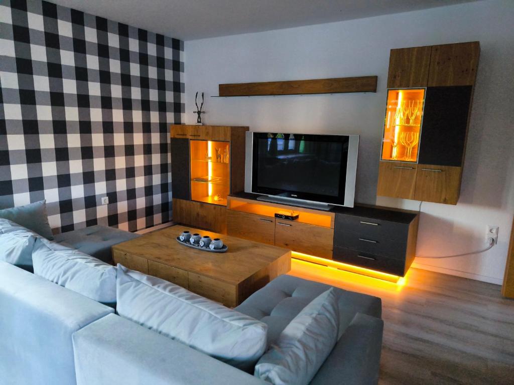 Gernrode - HarzにあるFerienhaus Isabel mit Pool und Garten Nähe Quedlinburgのソファと薄型テレビのあるリビングルーム