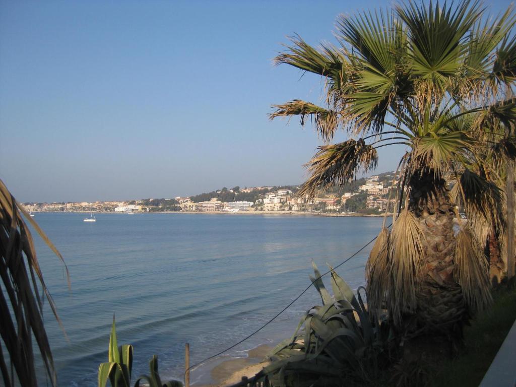 Gallery image of 50m Plage T2 Grande Terrasse Vue Mer Climatisé Piscine Chauffée, Parking clos gratuit in Sanary-sur-Mer