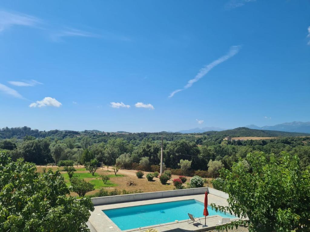 Una vista aérea de una villa con piscina. en E Cabane, en Rottani