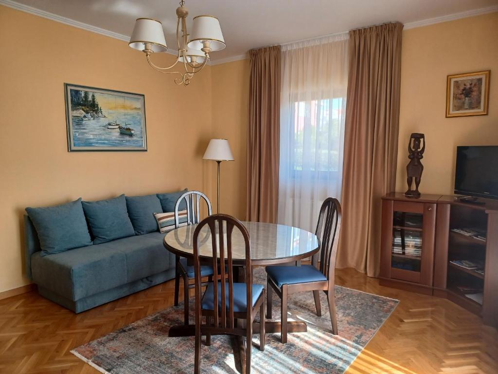 Televízia a/alebo spoločenská miestnosť v ubytovaní Apartments Stana