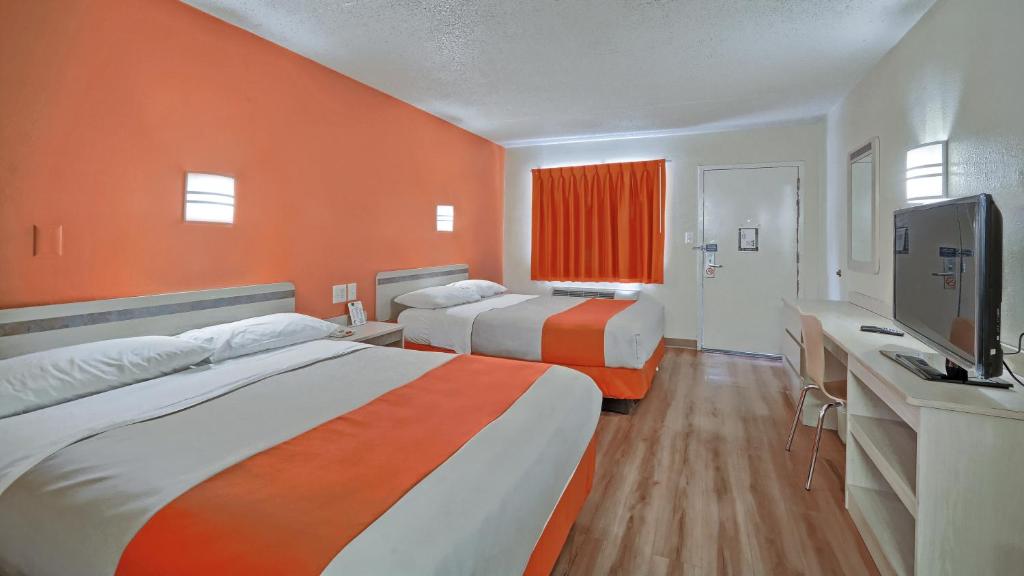 Postel nebo postele na pokoji v ubytování Motel 6-Maple Shade Township, NJ - Philadelphia - Mt Laurel