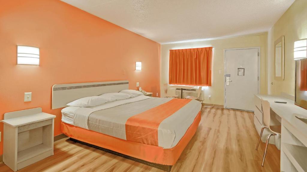 Postel nebo postele na pokoji v ubytování Motel 6-Maple Shade Township, NJ - Philadelphia - Mt Laurel
