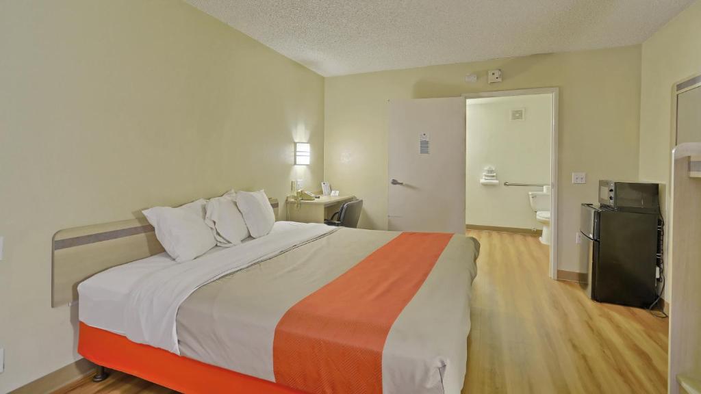 Postel nebo postele na pokoji v ubytování Motel 6-Maple Shade Township, NJ - Philadelphia - Mt Laurel