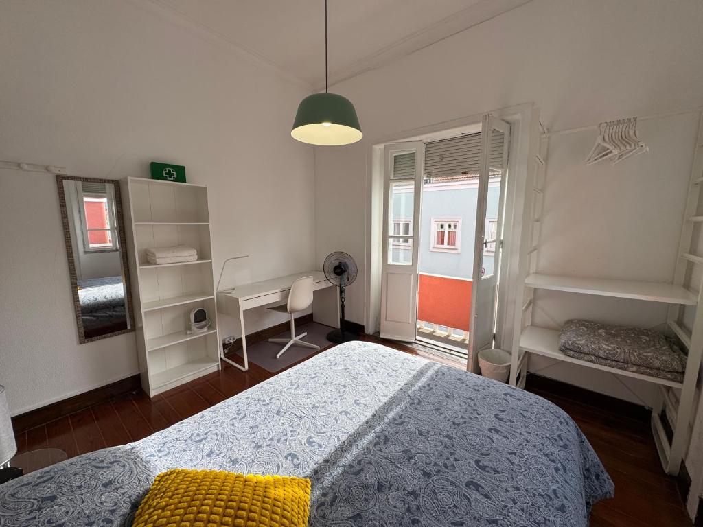 a bedroom with a bed and a desk in it at BREINER 28 in Porto