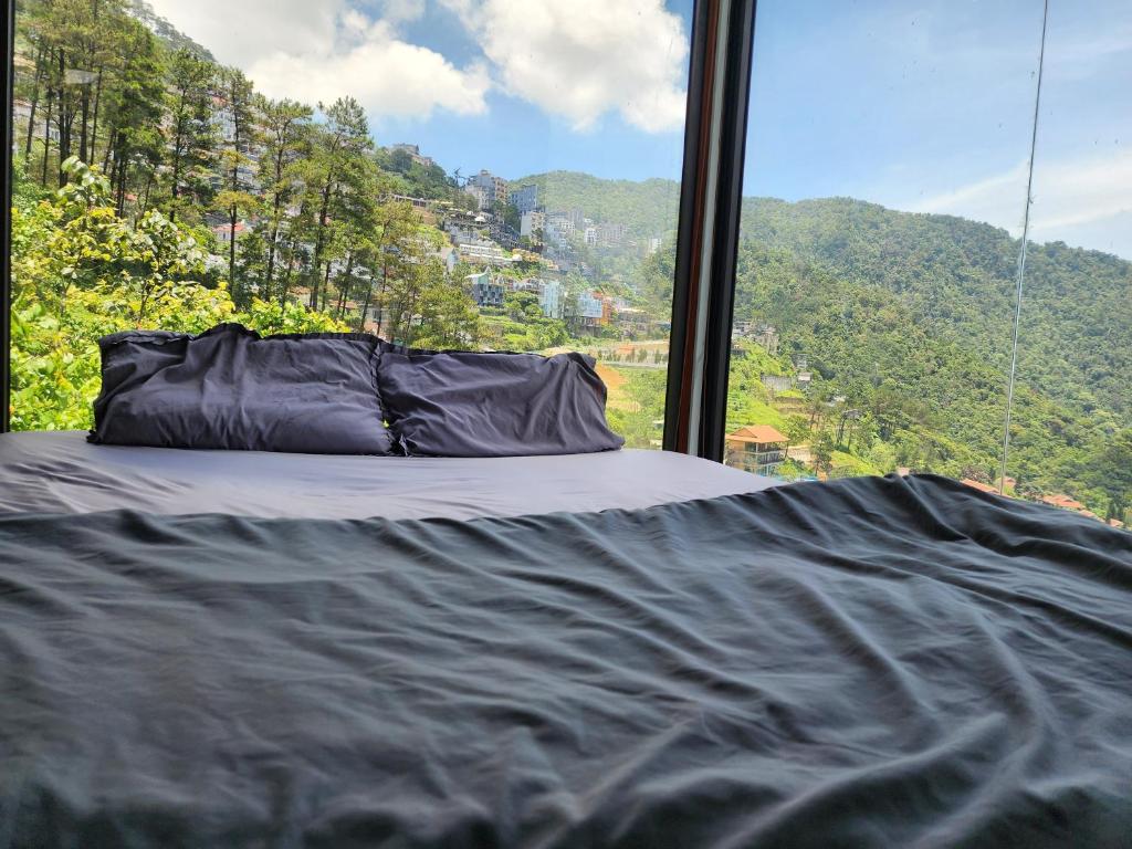 a bed in a room with a view of a mountain at BUNGALOW 2 -phòng săn mây vạn người mê in Tam Ðảo