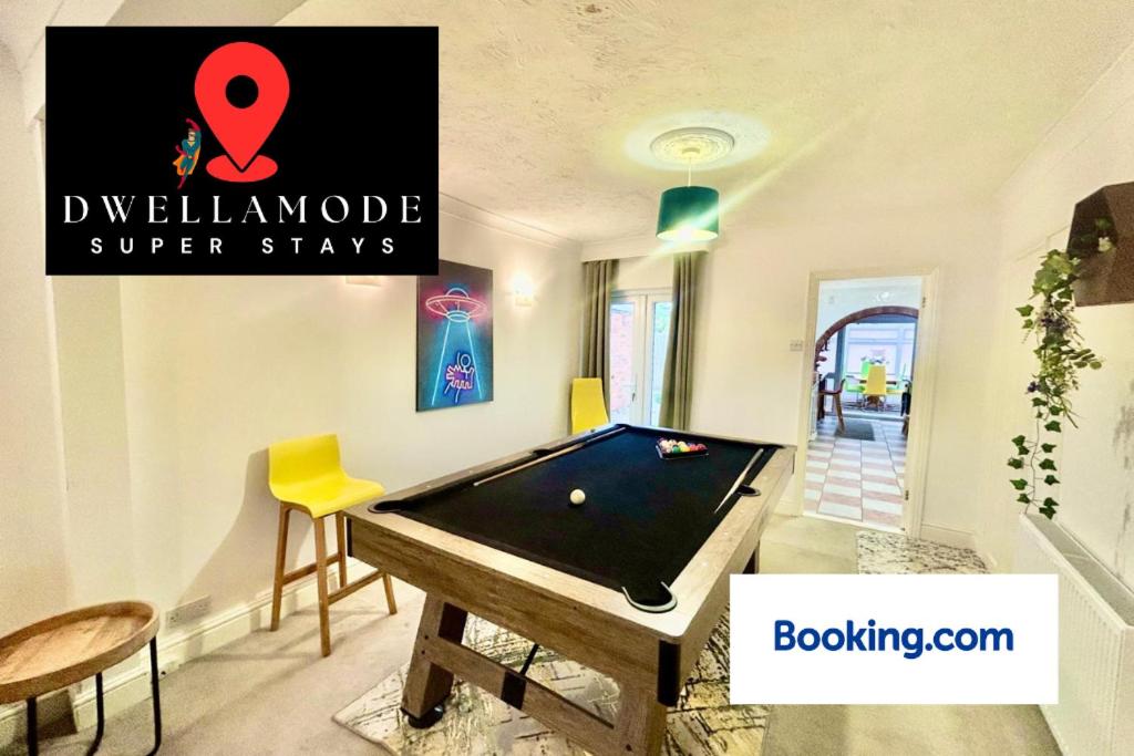 a living room with a pool table in it at 6 bedroom house - Pool table - Contractors - Crew in Colchester