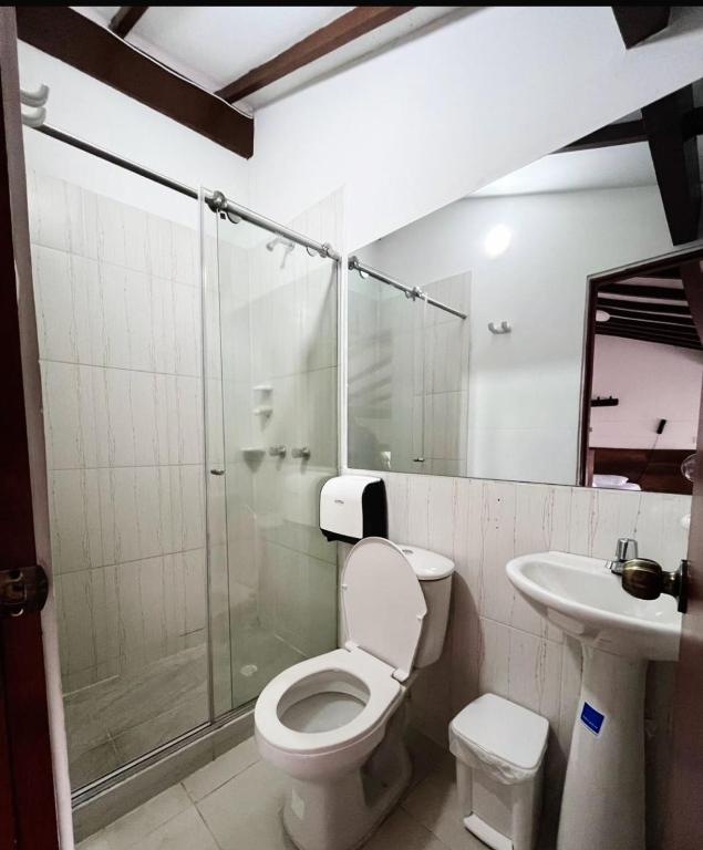 Koupelna v ubytování HOTEl OTUN PLAZA PEREIRA