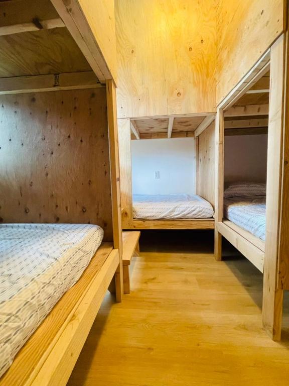 Postel nebo postele na pokoji v ubytování Alaska Backpacker Hostel
