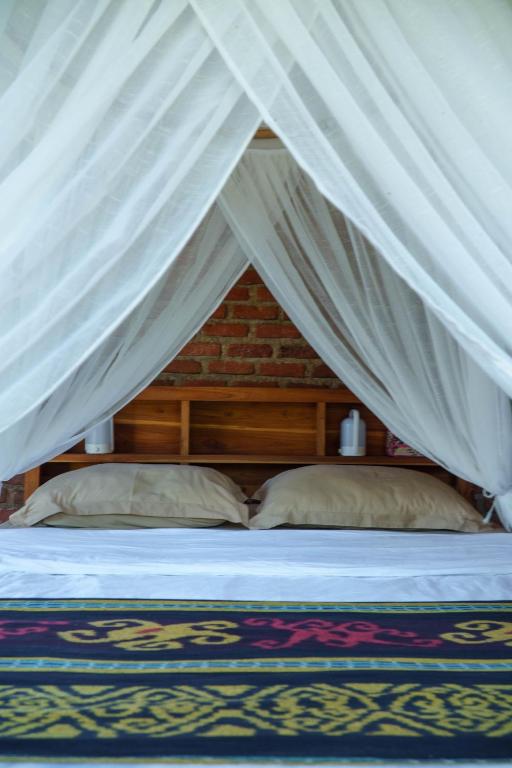 Postel nebo postele na pokoji v ubytování Room Kalimatan in Bukit Cottage