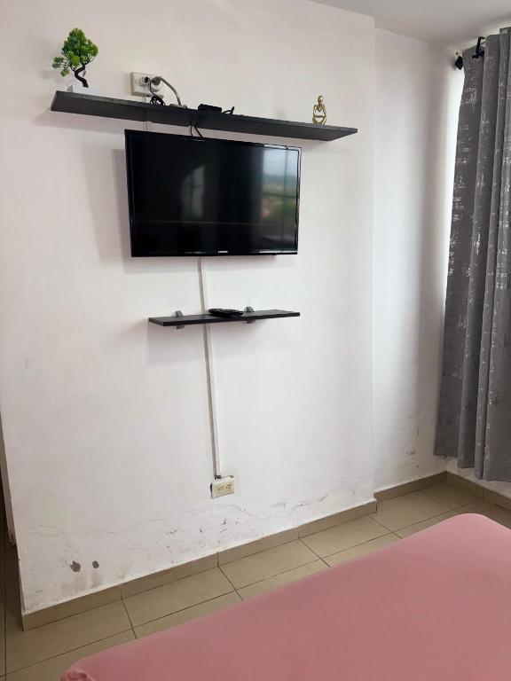 TV a/nebo společenská místnost v ubytování APARTAMENTO 3 habitaciones y piscina a solo 15 minutos del aeropuerto