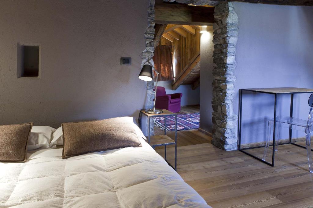 un soggiorno con letto e tavolo di Guesthouse Mu ad Aosta