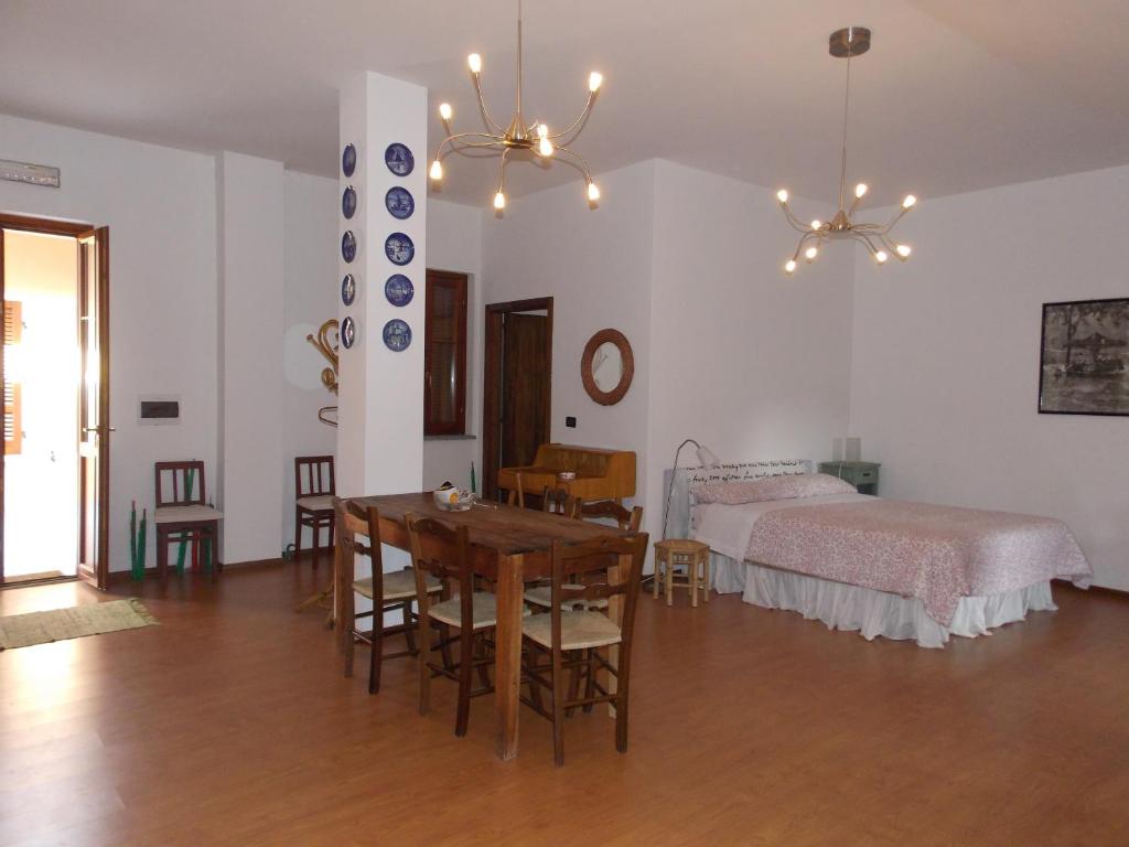 uma sala de estar com uma mesa e uma cama em L'Erbavoglio em Andorno Micca