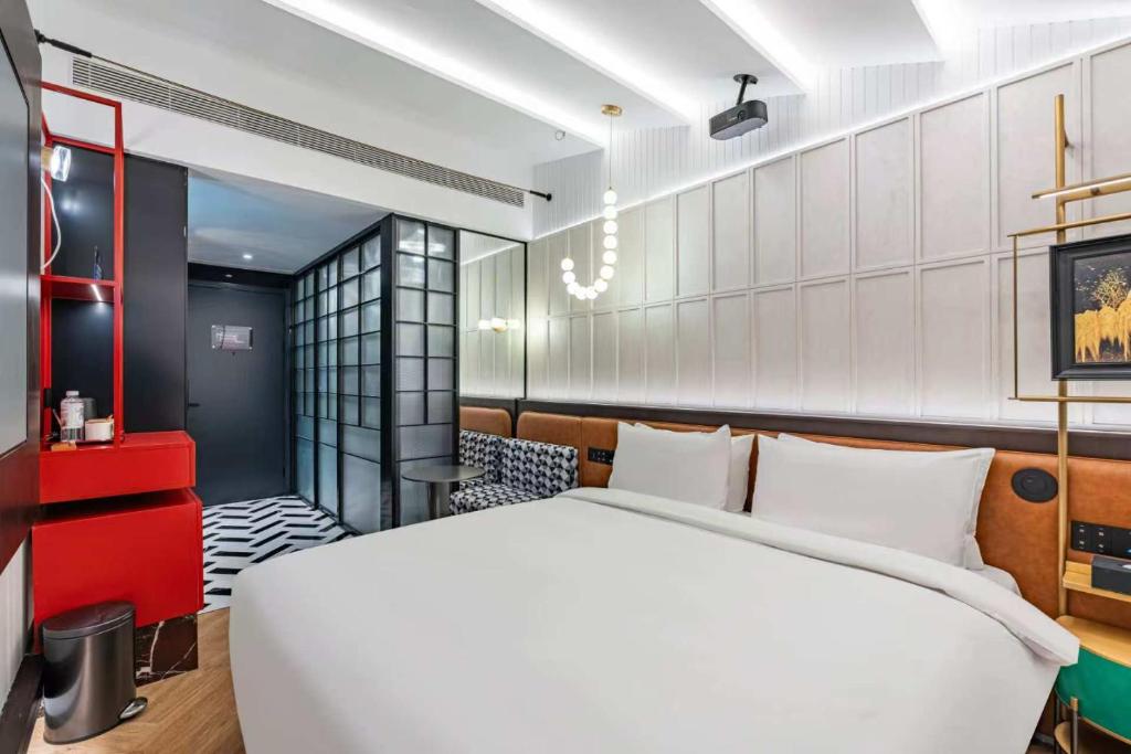 Postel nebo postele na pokoji v ubytování Beijing Tangfu Sanlitun BOUTIQUE Hotel---Breakfast, restaurant and bar, close to Tian'anmen Square Forbidden City Temple of Heaven, laundry, gym, robot, ticket service, located in city center Metro line 2, one station to Airport Express