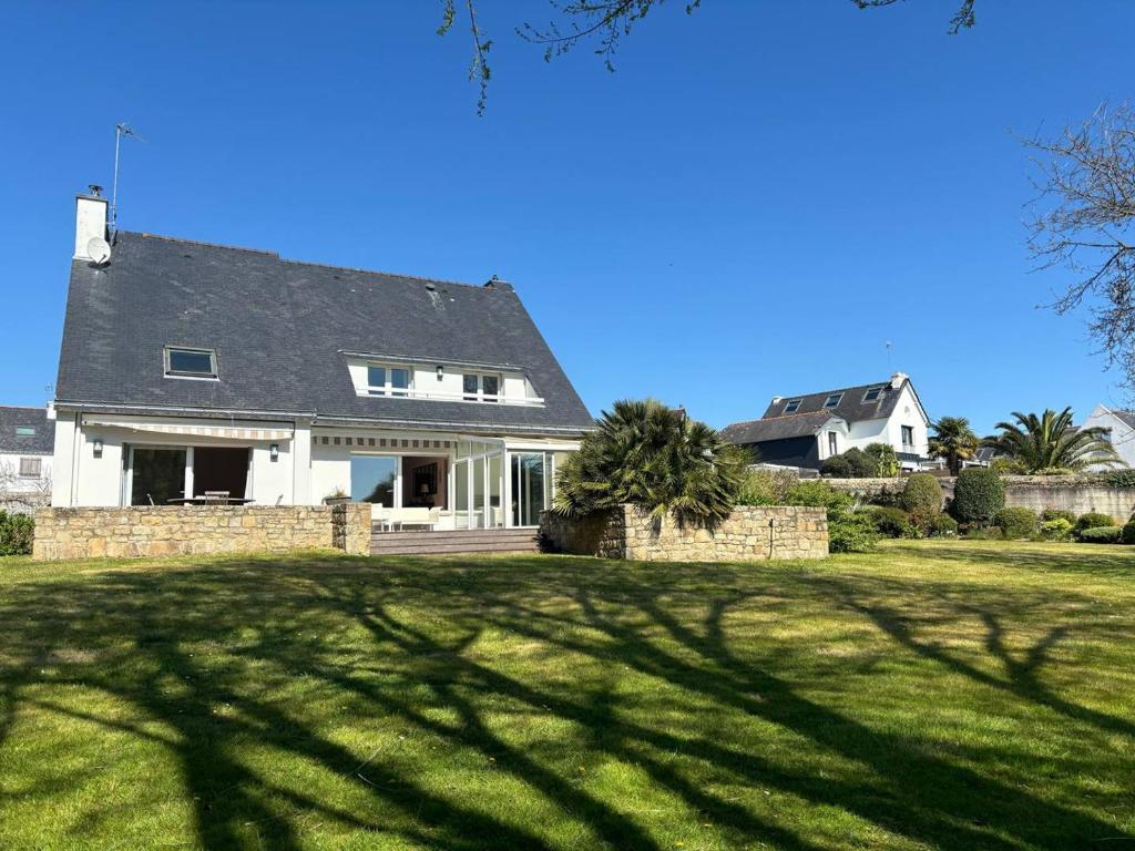 une maison à l'ombre d'un arbre dans l'établissement Maison spacieuse à Carnac, 6 pièces, 8 personnes, grand jardin, 300m du centre - FR-1-377-101, à Carnac