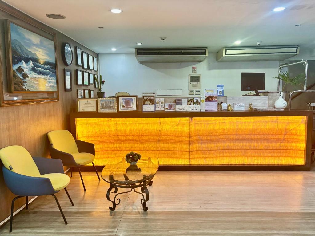 TV a/nebo společenská místnost v ubytování The E-Hotel Makati