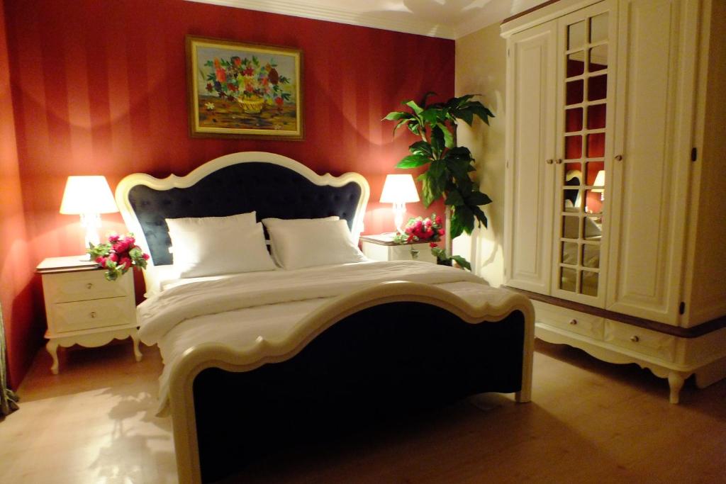 REAL KiNG SUiTE HOTEL - Three-Bedroom Apartment With Balcony