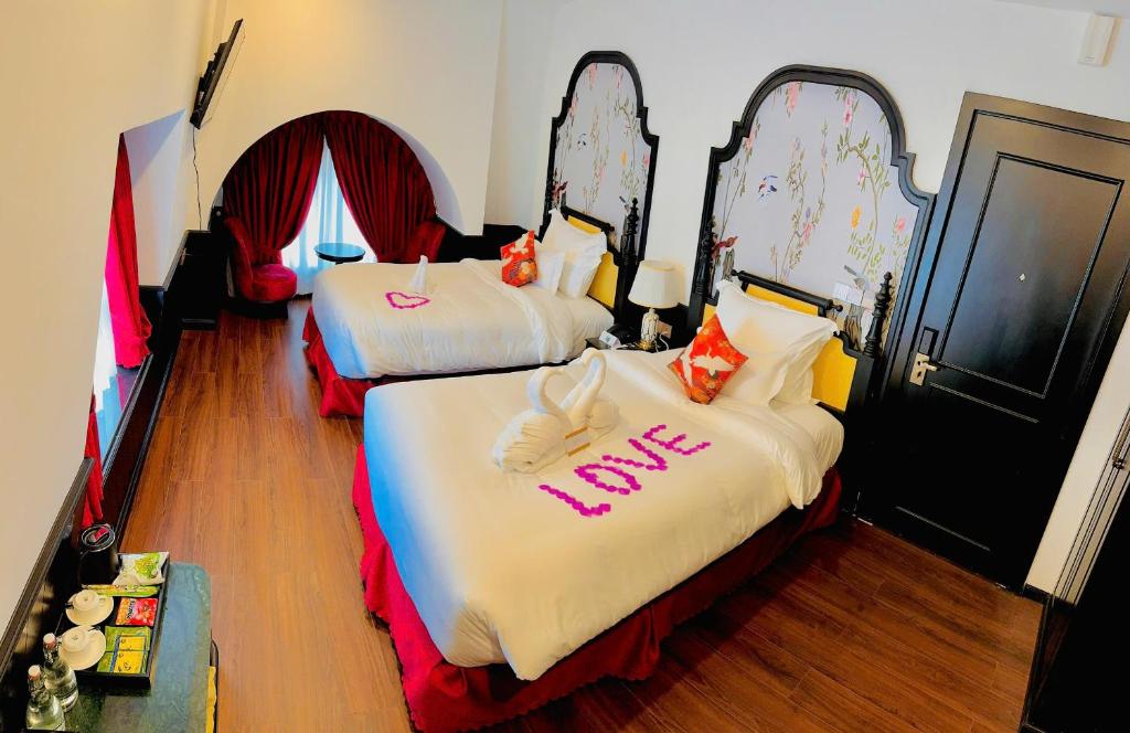 Giường trong phòng chung tại The ORCHID PREMIUM Hotel