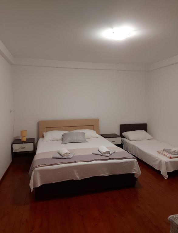 Łóżko lub łóżka w pokoju w obiekcie Apartments Jeličić