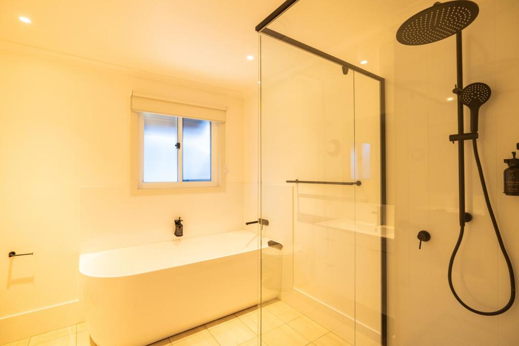 un bagno con lavandino e doccia di Turtle Sands a Bargara