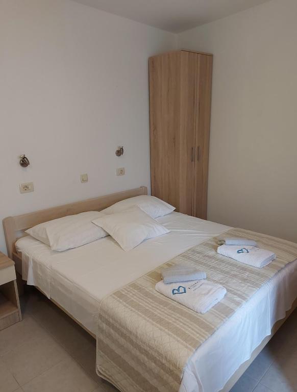 Łóżko lub łóżka w pokoju w obiekcie Apartments Jeličić