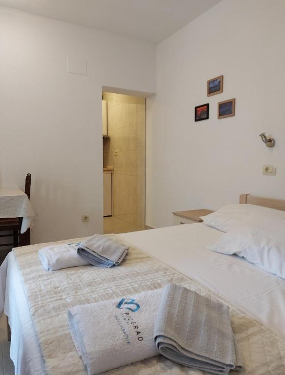 Łóżko lub łóżka w pokoju w obiekcie Apartments Jeličić