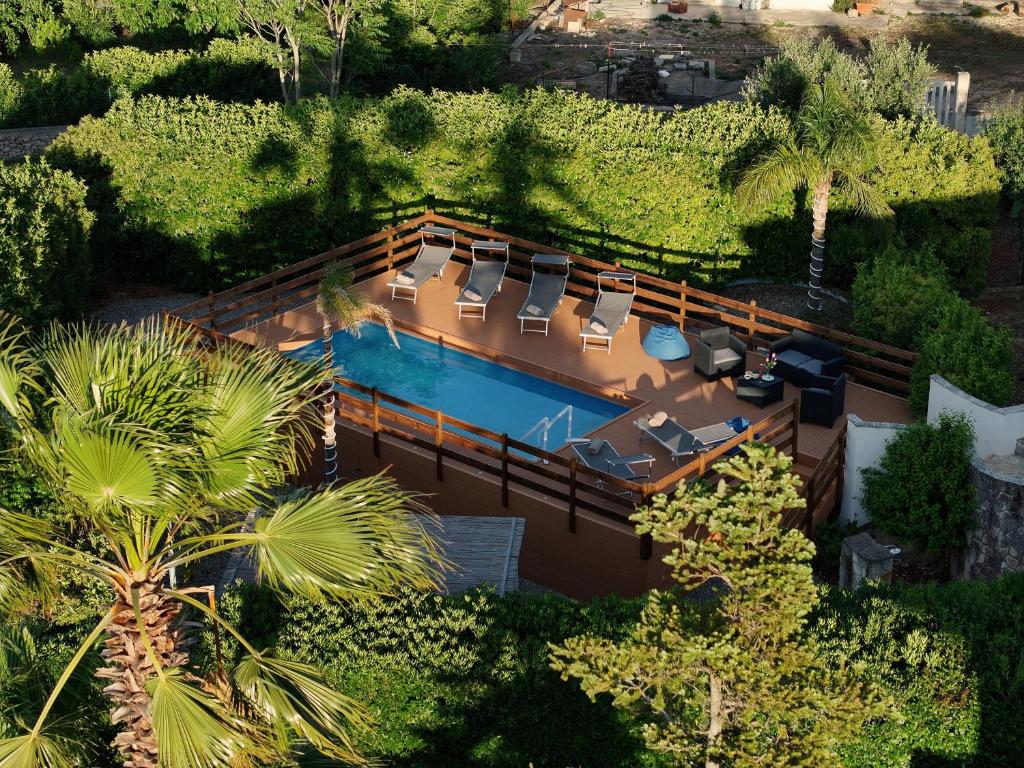 une vue aérienne d'une maison avec piscine dans l'établissement Antica Foggia Vetere villa con piscina, à Ceglie Messapica