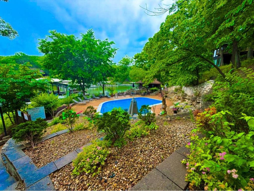 ein Swimmingpool in einem Garten mit Bäumen in der Unterkunft Tt104 Seasons 2bd3ba-6pp-fall Special Oct-dec in Four Seasons