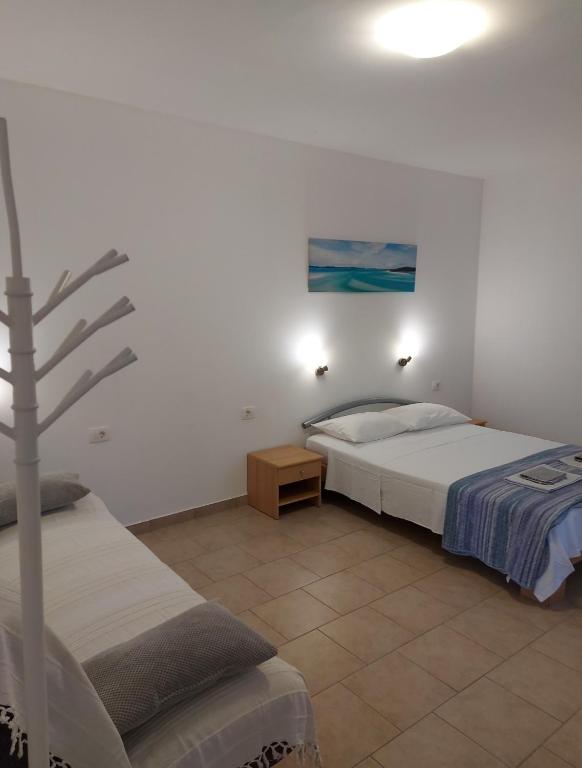 Łóżko lub łóżka w pokoju w obiekcie Apartments Jeličić