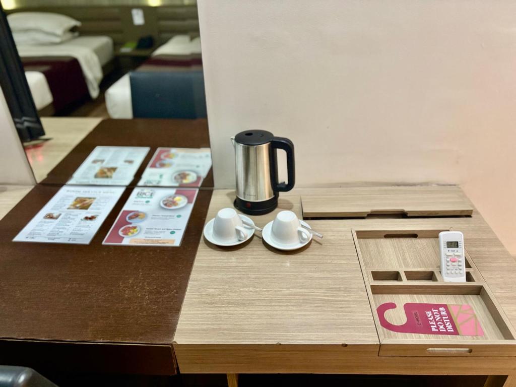 Příslušenství pro přípravu čaje a kávy v ubytování The E-Hotel Makati