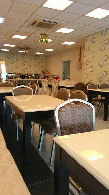 Restaurace v ubytování K Garden Hotel Parit Buntar
