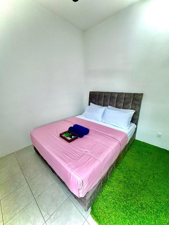Postel nebo postele na pokoji v ubytování Lapang Tuju Private Pool Homestay