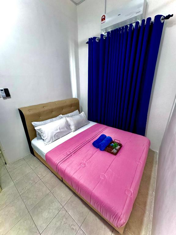 Postel nebo postele na pokoji v ubytování Lapang Tuju Private Pool Homestay