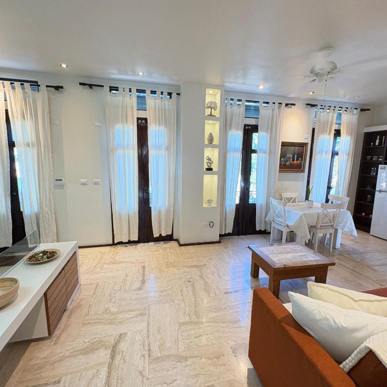 una sala de estar con un sofá y una mesa en Casa De Mabel, en Santo Domingo