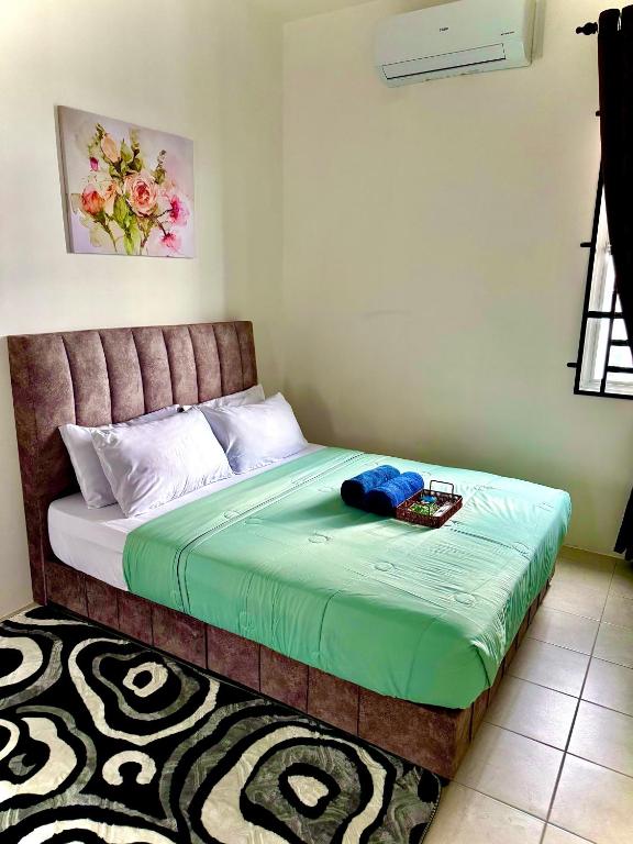 Postel nebo postele na pokoji v ubytování Lapang Tuju Private Pool Homestay