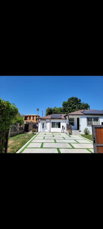 a view of a large courtyard with a building at Casa One in Winnetka