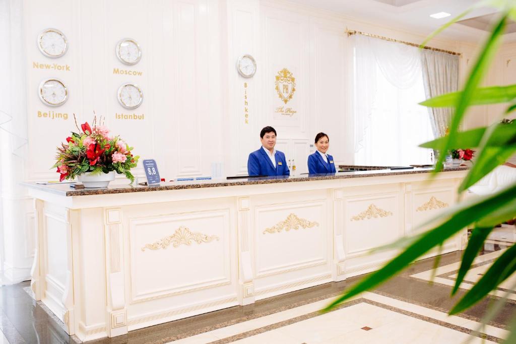 Členové personálu v ubytování Plaza Hotel Bishkek