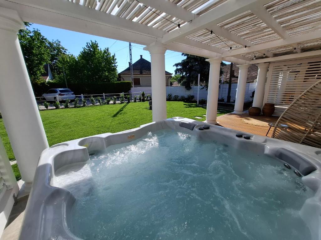 The swimming pool at or close to Öreg Malom Apartmanház