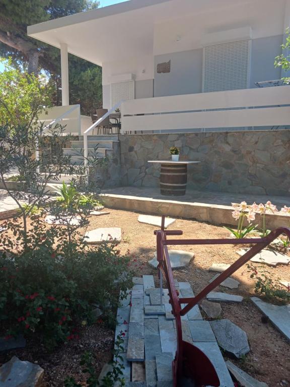 Ogród w obiekcie Theros & Trygos Boutique Houses - ATH Airport