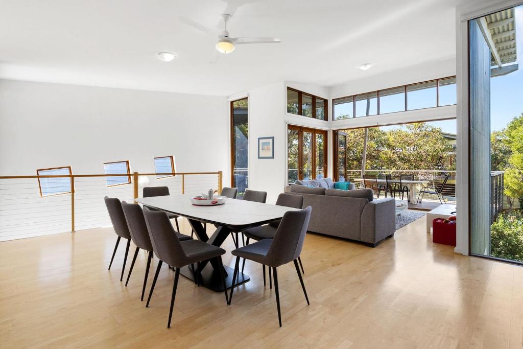 une salle à manger et un salon avec une table et des chaises dans l'établissement South Shores Villa 50, à Normanville