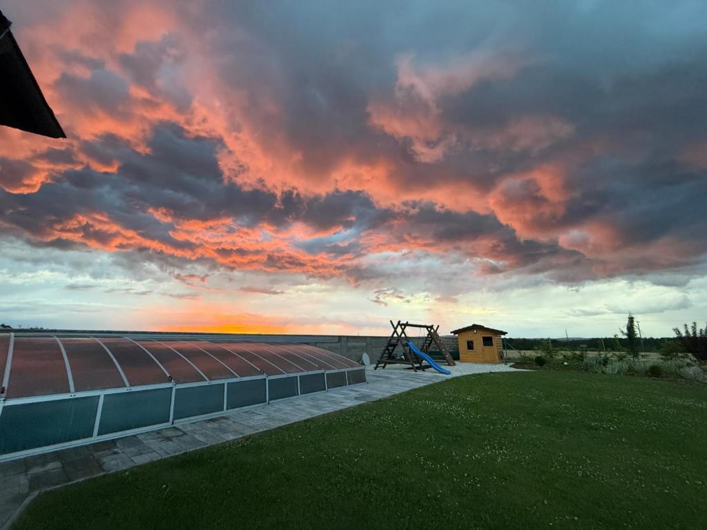 Východ nebo západ slunce při pohledu z prázdninového domu nebo okolí